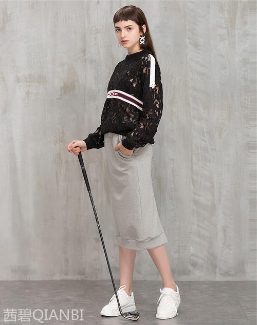 魏妮,公司经营范围包括:服装,鞋帽,箱包,饰品首饰,针纺织品